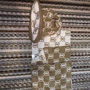 Michael Kors Scarf and Hat set Women’s